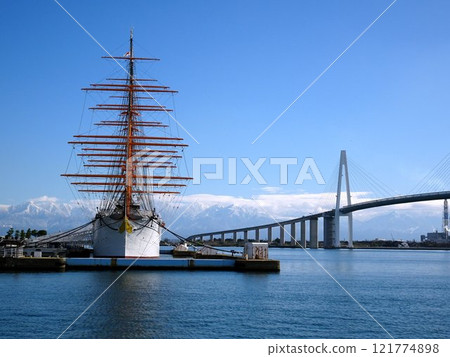 The trio of Shinminato Bridge, the sailing ship Kaiwomaru, and the Northern Alps 121774898