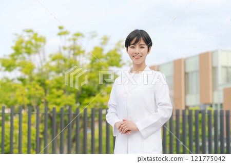 她的白色胳膊的一名婦女佩帶她的胳膊的 她的白色胳膊的一名婦女佩帶她的胳膊的 121775042