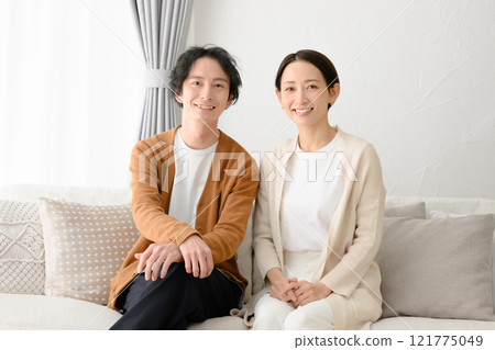 Men and women cuddling with a smile 121775049