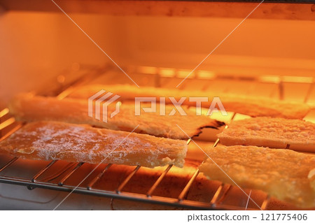 在烤箱中烤乾馬鈴薯 在烤箱中烤乾馬鈴薯 121775406