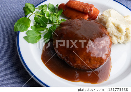 桌上擺著一盤看起來很美味的漢堡包，配上色彩繽紛的蔬菜裝飾。 121775588