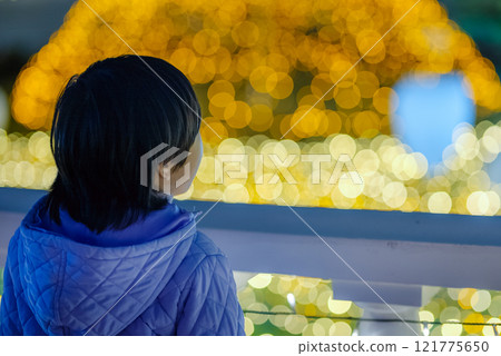 女孩看著燈飾 女孩看著燈飾 121775650