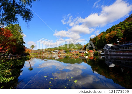 Lake Kinrin dyed in autumn leaves 121775999