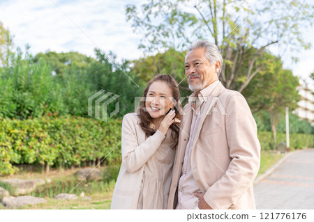 Senior couple Senior couple 121776176