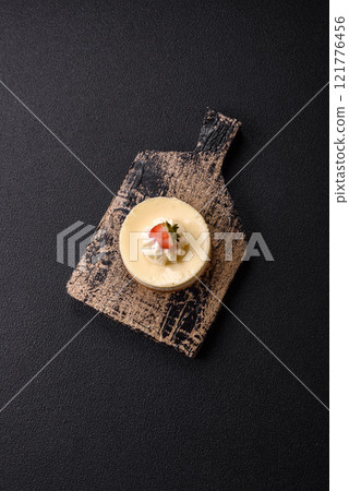 Sweet cheesecake tart with strawberries and mascarpone 121776456