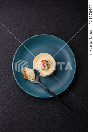 Sweet cheesecake tart with strawberries and mascarpone 121776492