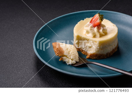 Sweet cheesecake tart with strawberries and mascarpone 121776493