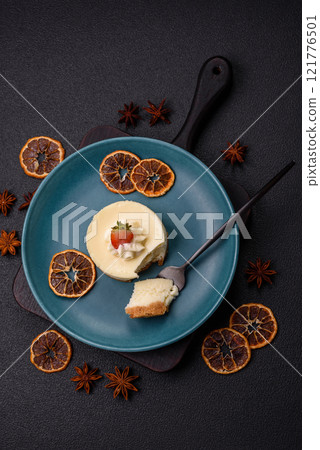 Sweet cheesecake tart with strawberries and mascarpone 121776501