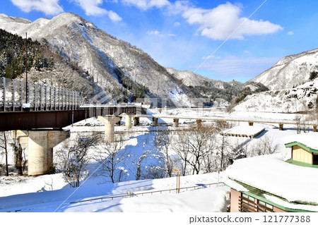 從北小谷站附近（長野縣小谷村）看大谷大橋、大谷大橋/姬川地區以及路邊車站小谷的景色 [2024.12] 121777388