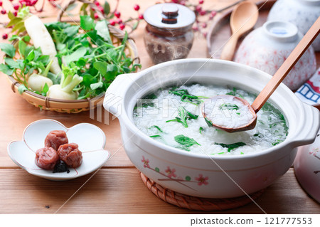 Eating Nanakusa-gayu (rice porridge with seven herbs) to pray for good health Eating Nanakusa-gayu (rice porridge with seven herbs) to pray for good health 121777553