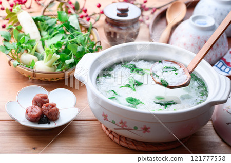 Eating Nanakusa-gayu (rice porridge with seven herbs) to pray for good health 121777558