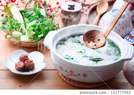 Eating Nanakusa-gayu (rice porridge with seven herbs) to pray for good health 121777561