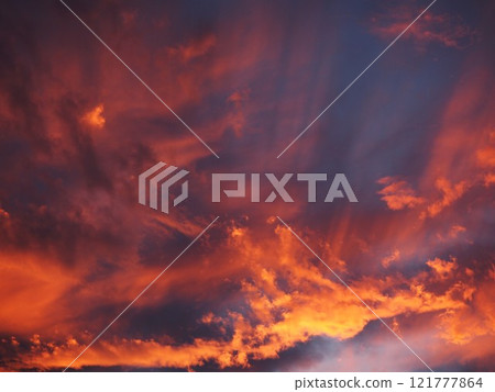 美麗的曙暮光將天空染成橘色 121777864