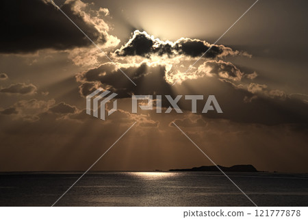 <五島列島的黎明>阿布施熔岩海岸的日出 121777878