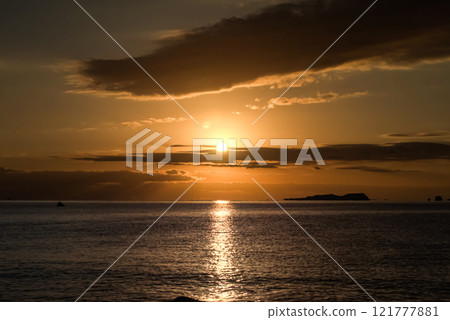 <五島列島的黎明>阿布施熔岩海岸的日出 121777881