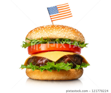 裡面插著美國國旗牙籤的漢堡 121778224