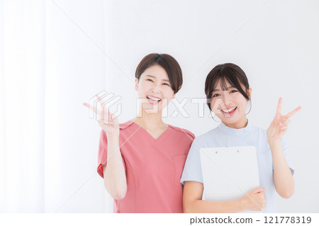 是的,醫生或護士以和平的姿勢看著鏡頭,成功地改變了職業生涯 是的,醫生或護士以和平的姿勢看著鏡頭,成功地改變了職業生涯 121778319