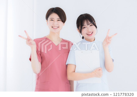 是的,醫生或護士以和平的姿勢看著鏡頭,成功地改變了職業生涯 是的,醫生或護士以和平的姿勢看著鏡頭,成功地改變了職業生涯 121778320