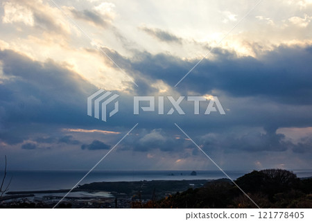 <Goto City Scenery> The sea on a cloudy morning 121778405