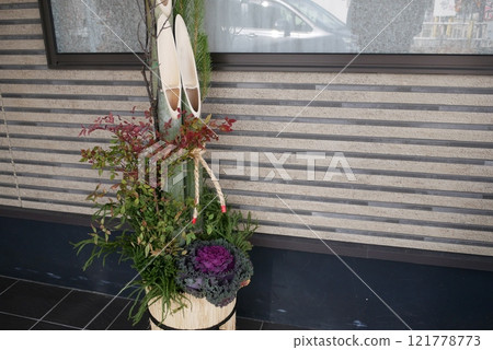 商店前裝飾的新年門松 商店前裝飾的新年門松 121778773