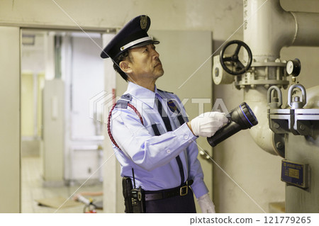 拿著手電筒巡邏的男保攝影合作：電波學園教育法人、東京電子專校 121779265