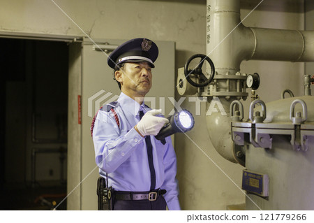 拿著手電筒巡邏的男保攝影合作：電波學園教育法人、東京電子專校 121779266