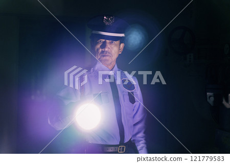 夜間拿著手電筒守衛大樓的男性保全攝影提供：東京電子學院登波學園教育法人。 121779583