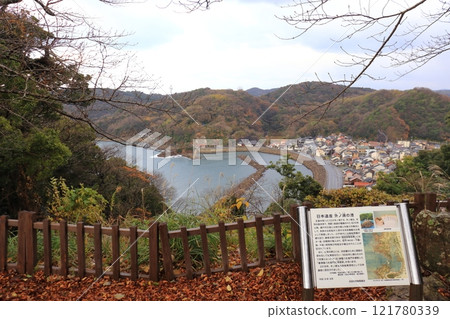 從本丸遺址看到的濱田城跡外之浦(島根縣濱田市) 從本丸遺址看到的濱田城跡外之浦(島根縣濱田市) 121780339