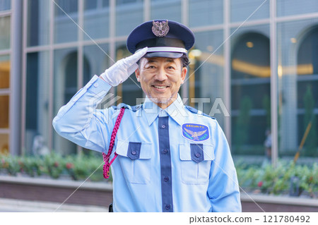 敬禮的中年男保全 攝影合作：電波學園教育法人、東京電子專校 121780492