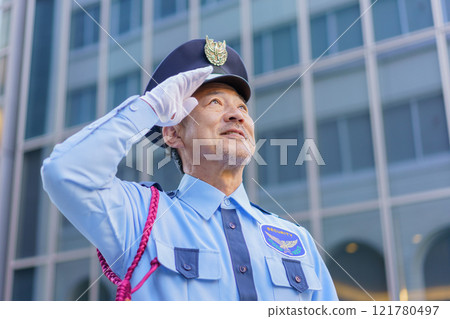 敬禮的中年男保全 攝影合作：電波學園教育法人、東京電子專校 121780497