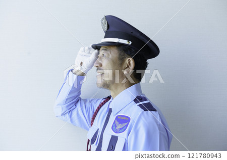 白色背景中年男性保全側臉攝影合作：電波學園教育法人、東京電子專校 121780943