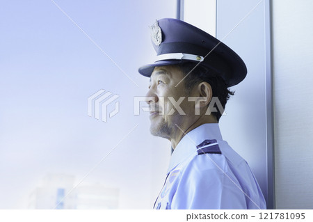 望窗外的中年男保攝影合作：電波學園教育法人、東京電子專校 121781095