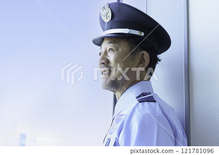 望窗外的中年男保攝影合作:電波學園教育法人、東京電子專校 望窗外的中年男保攝影合作:電波學園教育法人、東京電子專校 121781096