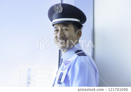 望窗外的中年男保攝影合作：電波學園教育法人、東京電子專校 121781098