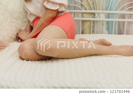 穿著褲襪的女人美麗的雙腿 121781446