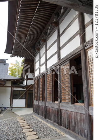 慶山源心寺是位於19號國道山側的一座大寺廟。這裡環境幽靜，寺廟裡的雕刻也很精美。 121781538