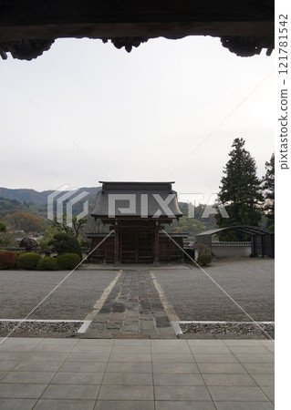 The Soshu Hodokyozan Genshinji Temple is a large temple that stands on the mountain side of National Route 19. It is in a quiet environment and the carvings of the temple are wonderful. The Soshu Hodokyozan Genshinji Temple is a large temple that stands on the mountain side of National Route 19. It is in a quiet environment and the carvings of the temple are wonderful. 121781542