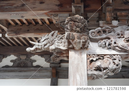 The Soshu Hodokyozan Genshinji Temple is a large temple that stands on the mountain side of National Route 19. It is in a quiet environment and the carvings of the temple are wonderful. 121781598