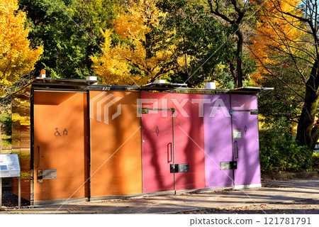 澀谷區代代木深町小公園廁所秋景 121781791