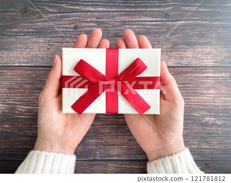 拿著禮物盒的女人的手 121781812