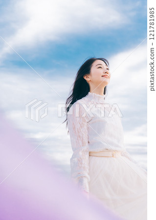 藍天背景下的女人肖像 121781985