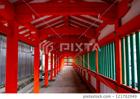 The elegant vermilion-hued Hinomisaki Shrine (Izumo City, Tottori Prefecture) 121782049
