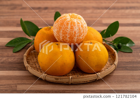 Mandarin orange agriculture wood board mandarin Tangerine wooden background mandarin orange みかん 121782104