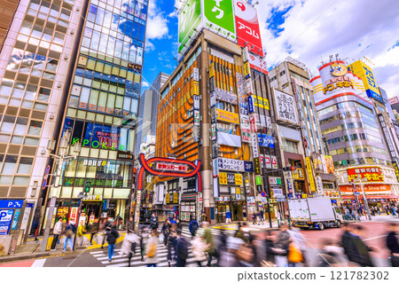 日本一月的東京城市景觀。俯瞰新宿的歌舞伎町，那裡即使在白天也很擁擠。新時代吉祥如意=2020年1月8日 121782302