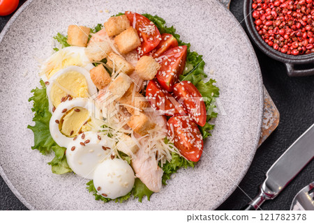 Delicious fresh salad with lettuce, croutons, chicken fillet, tomatoes and egg 121782378