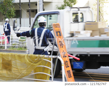 Traffic controller (security guard) 121782747