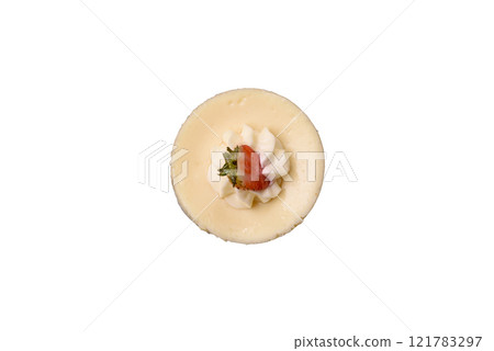 Sweet cheesecake tart with strawberries and mascarpone 121783297