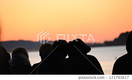 People watching the sunrise 121783617