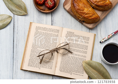 Books and glasses on the table 121783938