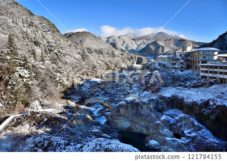 栃木縣日光市冬季白雪皚皚的鬼怒川溫泉 栃木縣日光市冬季白雪皚皚的鬼怒川溫泉 121784155